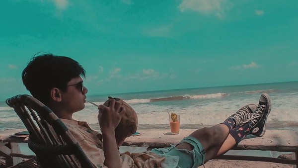 Pose Ganteng Pesinetron Rayn Wijaya Saat Nongkrong di Kafe