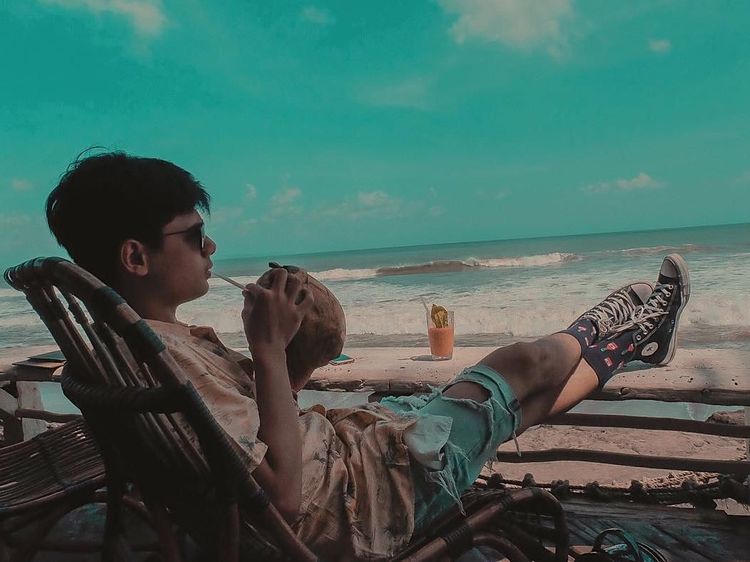 Pose Ganteng Pesinetron Rayn Wijaya Saat Nongkrong di Kafe