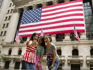 China Larang Warganya Liburan ke Amerika Serikat, Mengapa?