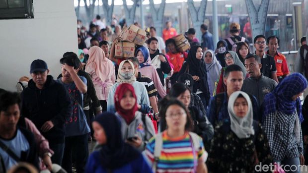 H+1 Lebaran, arus balik sudah terasa di Stasiun Senen, Jakarta, Jumat (7/6/2019).
