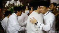 Ani Yudhoyono tutup usia pada Sabtu (1/6) dalam perawatan medis di Singapura. Ani Yudhoyono meninggal pada usia 67 tahun setelah berjuang melawan kanker darah.