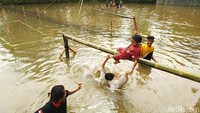 Gebuk bantal juga dilombakan. Dalam permainan ini peserta duduk di atas bambu kemudian saling pukul. Pemain yang tidak terjatuh dinyatakan pemenang dan berhak ke babak selanjutnya sampai menjadi juara. 