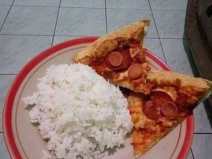 Makan Nasi Pakai Bakso dan Pizza, Meme Lucu Makanan Ini Bikin Ngakak