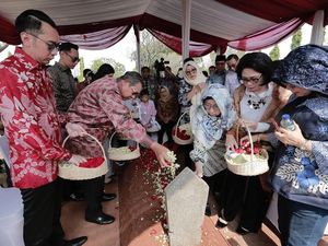 Bersama Sang Mertua, SBY Ziarah ke Makam Ani Yudhoyono di TMP Kalibata