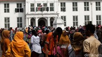 Orang tua, remaja, dewasa, hingga anak-anak meramaikan salah satu destinasi favorit di Ibu Kota itu.