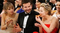 Kecintaan pemain Hunger Games ini pada pizza terlihat saat Oscar 2014. Mengenakan dress merah cabe membuat Jennifer Lawrence terlihat mencolok saat melahap sepotong pizza tersebut. Foto: Al Seib