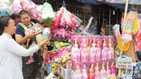Pedagang lainnya juga mengaku mengalami penurunan penjualan tahun ini.