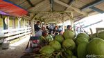 Ribuan Wisatawan Padati Pantai Anyer