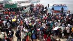 Wisatawan Menyemut di Pelabuhan Kali Adem