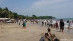 Ribuan Wisatawan Padati Pantai Anyer
