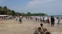 Mereka bahkan ada yang naik mobil pikap untuk menikmati pantai Anyer.