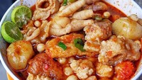 Seporsi baso aci biasanya berisi baso sagu, tahu, siomay hingga pelengkap seperti ceker. Tambahkan sambal dan cabai bubuk agar rasanya nampol. Foto: Instagram