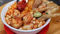 Selain dijual dalam bentuk kemasan instan, kini banyak kedai baso aci yang menawarkan semangkuk baso berbahan tepung aci alias sagu. Baso aci paling pas disantap usai bosan makan hidangan bersantan usai Lebaran. Foto: Instagram