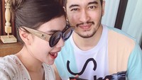 Cake cokelat bertuliskan Anniversary terlihat sangat memesona. So sweet ya. Foto: Instagram@syahnazs