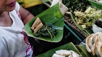 Makanan yang dipegang oleh ibu penjual ini adalah brambang asem. Sayuran diberi tempe gmbos plus gula merah pedas. Harganya cuma Rp 5 ribu. Mau? Foto: Instagram@sbykulinerinfo