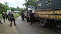 Penangkapan para pelaku diawali apel pasukan yang digelar pada pukul 06.00 Wita di Jalan Poros menuju Desa Sampuabalo. Apel dipimpin oleh Kapolres Buton AKBP Andi Herman dan pejabat utama Polda Sultra. (Foto: Dok. Istimewa)