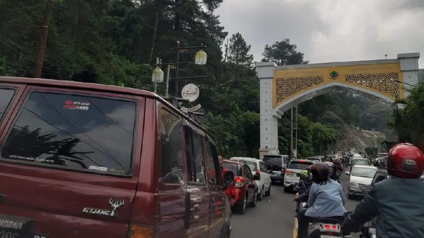 Sudah 12 Jam di Jalan, Bambang Terjebak Macet Parah Cipanas Arah Puncak Bogor