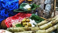 Siapa yang suka lupis? Terbuat dari beras ketan, lupis enak disajikan dengan taburan kelapa dan saus gula merah. Mbahnya juga ramah loh. Foto: Instagram@kulinersoloenak  