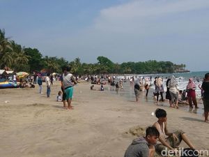 Libur Lebaran, Pantai Anyer Dipadati Wisatawan