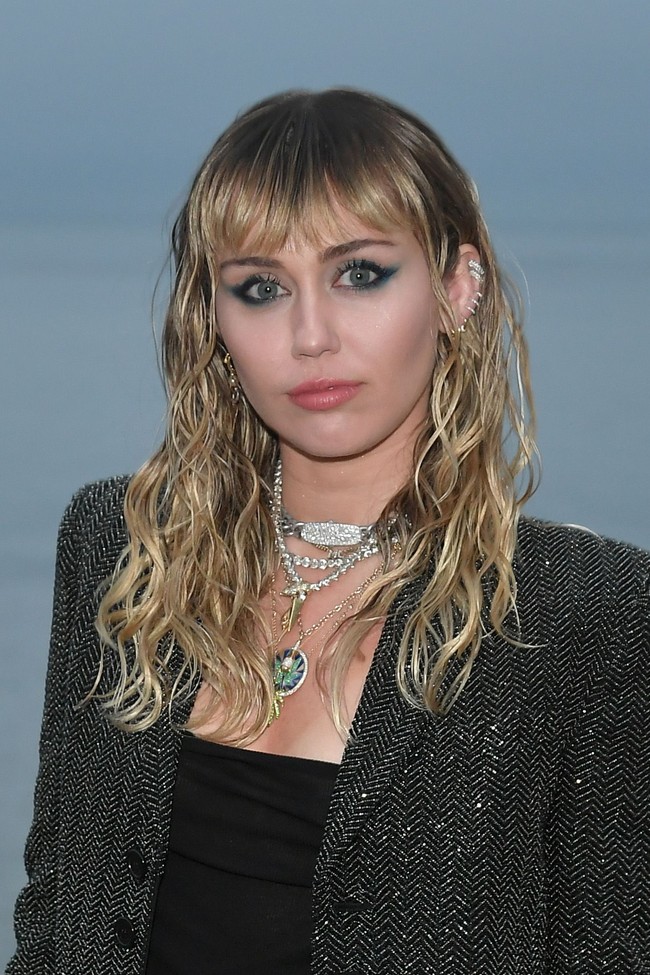 Dalam wawancara dengan majalah Elle pada 2015, Miley Cyrus menyebut dirinya sebagai panseksual. Di juga mengatakan bisa menyukai siapa saja kecuali binatang. Foto: Neilson Barnard/Getty Images