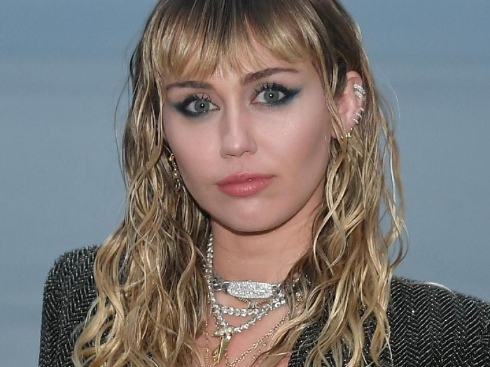 Miley Cyrus dan Liam Hemsworth di Fashion Show Saint Laurent MALIBU, CALIFORNIA - JUNE 06: Miley Cyrus attends the Saint Laurent Mens Spring Summer 20 Show on June 06, 2019 in Paradise Cove Malibu, California. (Photo by Neilson Barnard/Getty Images)