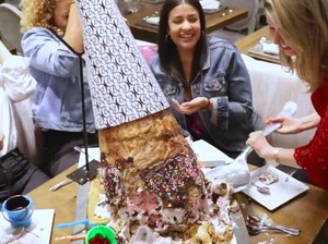 Menggoda, Ini Es Krim Cone Raksasa yang Beratnya 11 Kilogram!