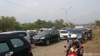 Selain imbas adanya pasar Anyer, kemacetan juga diakibatkan dari perlambatan kendaraan yang hendak masuk kantong-kantong parkir pantai yang ada di sepanjang Anyer. 