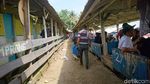 Ribuan Wisatawan Padati Pantai Anyer