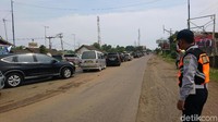 Pantauan di lapangan, kemacetan didomonasi kendaraan pribadi, wisatawan dari luar Banten juga ikut memadati jalan utama Cilegon-Anyer. 