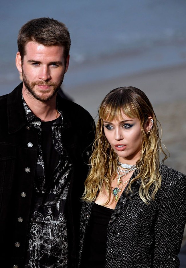 Liam Hemsworth memilih kemeja monokorom yang dipadu jaket denim dan jeans hitam. (Foto: Neilson Barnard/Getty Images)