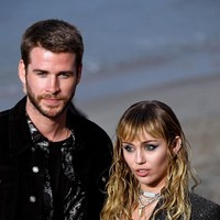 Liam Hemsworth memilih kemeja monokorom yang dipadu jaket denim dan jeans hitam. (Foto: Neilson Barnard/Getty Images)