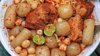 Baso aci juga biasa dihidangkan dengan tambahan mie. Sekilas memang mirip bakso sapi tapi sensasi rasanya lebih segar. Foto: Instagram