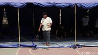 Sejumlah warga yang terdampak kebakaran mengungsi ke tenda darurat milik Suku Dinas Sosial Jaksel.