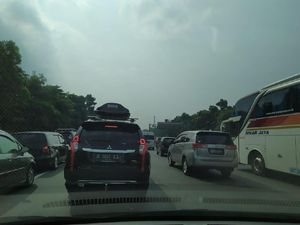 Ada Contraflow, Lalin di Tol Cikampek arah Jakarta Padat