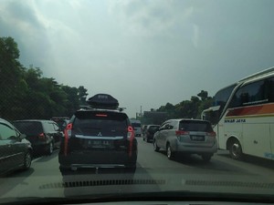 Lalin Padat, Contraflow Diberlakukan dari Km 70-29 Tol Cikampek Arah Jakarta
