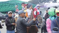 Pada liburan kali ini, para pedagang juga kecipratan untung dari banyaknya wisatawan yang datang ke TWA Tangkuban Parahu (Yudha Maulana/detikcom) 