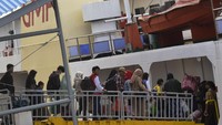 Para pemudik secara bertahap mulai kembali ke pulau Jawa karena sebagian dari mereka mulai bekerja pada Senin (10/6).