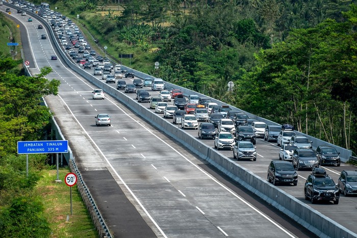 Kendaraan yang didominasi pemudik melintas di Jalan Tol Trans Jawa Semarang-Solo Km 437, Pringapus, Kabupaten Semarang, Jawa Tengah, Sabtu (8/6/2019). Pada H+3 arus balik Lebaran 2019 pada siang hari, volume kendaraan dari arah Solo dan Jawa Timur yang akan menuju Jakarta melalui Semarang di jalur tol tersebut terpantau padat. ANTARA FOTO/Aji Styawan/foc.