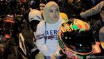 Polwan Bagi-bagi Makanan di Jalur Macet Nagreg