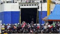 Pemudik sepeda motor antre memasuki kapal Roro di dermaga 3 pelabuhan penyeberangan Bakauheni.
