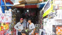 Di pasar ini banyak dijual mainan impor maupun lokal.