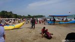 Ribuan Wisatawan Padati Pantai Anyer