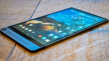 Motorola DynaTAC 8000X adalah salah satu contoh telepon seluler generasi awal yang beratnya bisa mencapai 1-2 kilogram, cuma bisa menaruh 30 nomor ponsel, dengan baterai yang hanya bisa bertahan 1 jam padahal di-charge seharian. Coba bandingkan dengan smartphone zaman sekarang. Foto: via Brainberries