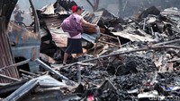 Untuk warga yang terdampak kebakaran mengungsi di tenda darurat yang ditempatkan di sebuah lapangan. Sejumlah petugas pemadam kebakaran (damkar) juga masih berjaga di lokasi kejadian.