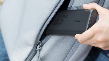 Sering menggunakan gadget artinya membutuhkan sumber listrik untuk mengisi ulang baterainya. Dalam keadaan tertentu, kita kesulitan mencari colokan sumber listrik. Syukurlah sekarang ada powerbank yang memungkinkan mengisi ulang baterai gadget di mana saja kapan saja. Foto: via Brainberries