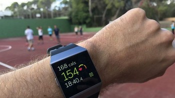 Dalam beberapa tahun terakhir, gelang digital atau fitness tracker menjdi hit. Sejak saat itu, semakin banyak orang yang peduli dengan kesehatan dan termotivasi untuk lebih banyak bergerak dan berolahraga. Foto: via Brainberries