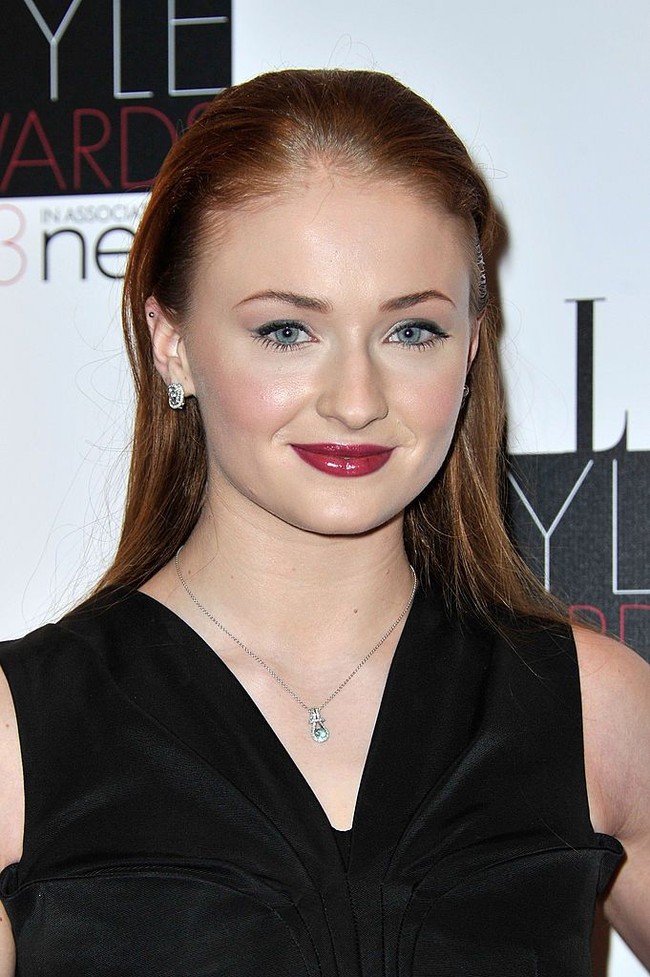 Inilah penampilan Sophie di 2013. Dengan lipstik bold, penampilan Sophie tampak lebih tua dari usia sebenarnya yang saat itu masih 17 tahun. (Foto: Getty Images)