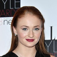 Inilah penampilan Sophie di 2013. Dengan lipstik bold, penampilan Sophie tampak lebih tua dari usia sebenarnya yang saat itu masih 17 tahun. (Foto: Getty Images)