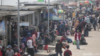 Beberapa warga masih menunggu untuk naik ke kapal selanjutnya.