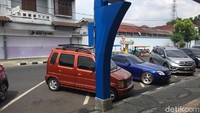 Entah mobil mana yang mulai parkir dengan posisi yang salah ini. Apa yang biru atau yang oranye. Foto: Foto Pembaca/Melly